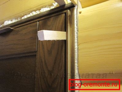 Замацаванне дзвярной скрынкі з дапамогай клінаў