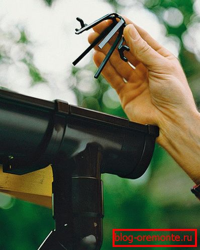 У сцёк трубы ўстаўляюць павук, які будзе абараняць іх ад траплення буйнога смецця