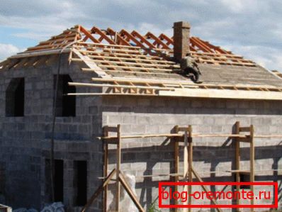 Будаўніцтва полувальмовые даху
