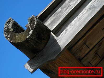 Стары драўляны жолаб