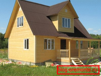 Акуратны брусовой домік 8 на 9 з мансардным паверхам і тэрасай