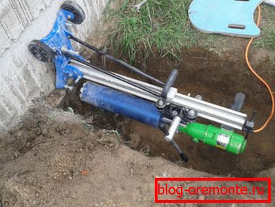 Алмазнай свідраванне адтулін у бетоне для падводкі камунікацый Алмазнай свідраванне адтулін у бетоне для падводкі камунікацый