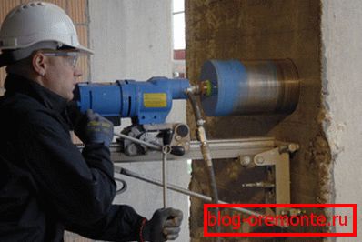 Алмазнай свідраванне адтулін у бетоне з выкарыстаннем спецыяльнага электраінструмента. Алмазнай свідраванне адтулін у бетоне з выкарыстаннем спецыяльнага электраінструмента.