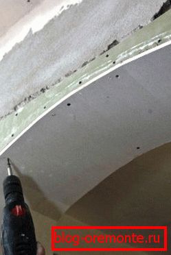 арка з гіпсокартона на сцяне