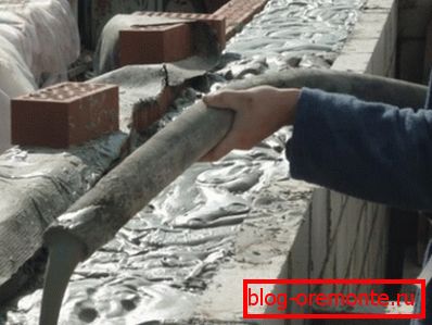 Дзякуючы ячэістай структуры на запаўненне пустэч сыдзе ў 3 разы менш цэменту, чым пры выкарыстанні звычайных раствораў