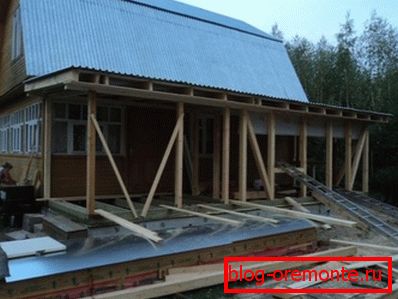 Часцей прыбудовы з'яўляюцца працягам хаты - крытыя памяшкання, у якіх можна летам схавацца ад дажджу, а зімой выпіць кубачак гарбаты Часцей прыбудовы з'яўляюцца працягам хаты - крытыя памяшкання, у якіх можна летам схавацца ад дажджу, а зімой выпіць кубачак гарбаты