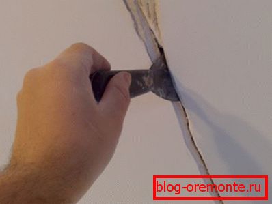 Дыяганальная трэшчына на месцы злучэння бетонных масіваў рознага часу застывання Дыяганальная трэшчына на месцы злучэння бетонных масіваў рознага часу застывання