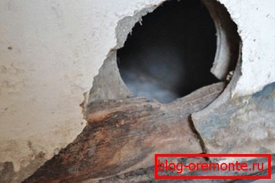 Працяглы кантакт з вадой не ідзе на карысць матэрыялу. На фота - перагародка паміж ваннай і кухняй. Працяглы кантакт з вадой не ідзе на карысць матэрыялу. На фота - перагародка паміж ваннай і кухняй.