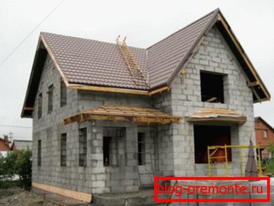 Дом з газобетонных блокаў у працэсе будаўніцтва. Дом з газобетонных блокаў у працэсе будаўніцтва.