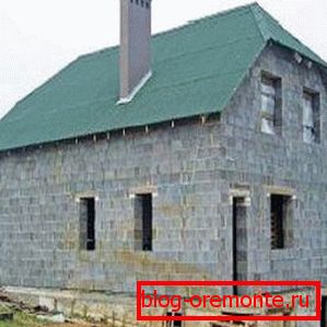 Хаты з керамзітабетону нашмат лягчэй, што дазваляе не ствараць занадта вялікі ціск на глебу Хаты з керамзітабетону нашмат лягчэй, што дазваляе не ствараць занадта вялікі ціск на глебу