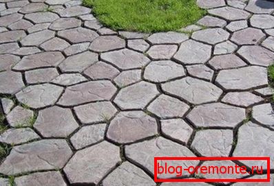 Дарожкі ў садзе: з дарожкі + з бетону - атрымліваецца выдатная імітацыя кладкі натуральных камянёў Дарожкі ў садзе: з дарожкі + з бетону - атрымліваецца выдатная імітацыя кладкі натуральных камянёў