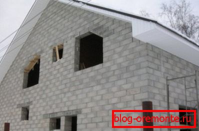 Эстэтычны фасад дома з пенобетонных блокаў