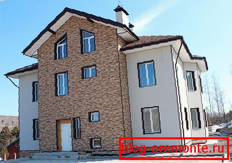 Фасадныя пліты на пярэдняй частцы дома