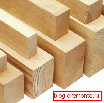 Фота брусаў рознага перасеку. Нестроганный брусок лёгкім рухам рукі ператвараецца ў акуратны брус Фота брусаў рознага перасеку. Нестроганный брусок лёгкім рухам рукі ператвараецца ў акуратны брус