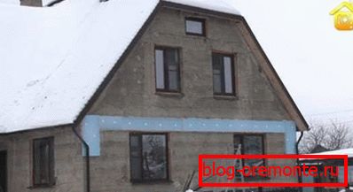 Фота двухпавярховага дома з опилкобетона ў зімовы перыяд Фота двухпавярховага дома з опилкобетона ў зімовы перыяд