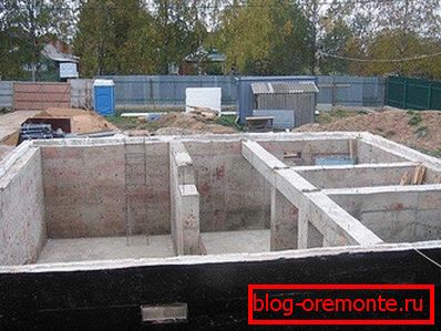падмурак, созданный из газобетонных блоков, нуждается в дополнительном слое гидроизоляции, но может обойтись без утепления падмурак, созданный из газобетонных блоков, нуждается в дополнительном слое гидроизоляции, но может обойтись без утепления