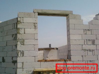 Гарызантальная бэлька будзе ўтрымліваць вага мура і перакрыццяў над акном