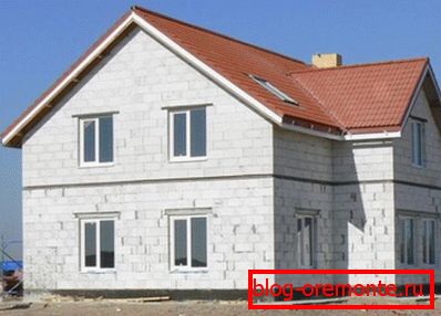 Гатовае будынак нават пры якаснай муры варта дадаткова абараніць ад уздзеяння вільгаці Гатовае будынак нават пры якаснай муры варта дадаткова абараніць ад уздзеяння вільгаці