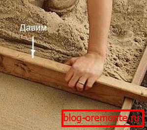 Жвір і пясок вельмі зручна раўняць пры дапамозе простай рэйкі, выразанай па шырыні дарожкі Жвір і пясок вельмі зручна раўняць пры дапамозе простай рэйкі, выразанай па шырыні дарожкі