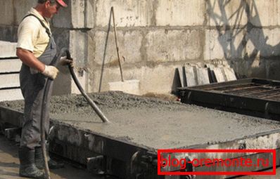 Выкарыстанне падлогавага агрэгата для ўшчыльнення сумесі ў форме. фота