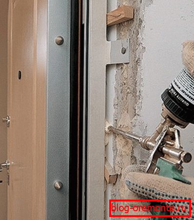 Запениваем зазоры як усталяваць сталёвую дзверы