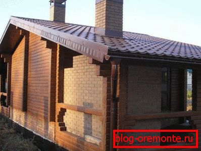 Цагляны мур абараняе брус ад перагрэву паблізу адкрытага агню. Цагляны мур абараняе брус ад перагрэву паблізу адкрытага агню.