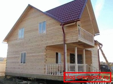 Дах з прафіляванага металу выдатна спалучаецца з дамамі вырабленымі з драўляных матэрыялаў Дах з прафіляванага металу выдатна спалучаецца з дамамі вырабленымі з драўляных матэрыялаў