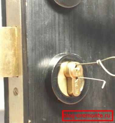 Адкрыццё замка кручком куды павінна адкрывацца ўваходныя дзверы