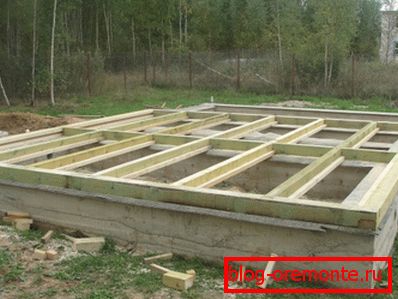 Лагі падлогі - бэлькі з чэрапнымі брускамі Лагі падлогі - бэлькі з чэрапнымі брускамі