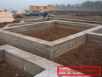 Істужачны падмурак пад будаўніцтва драўлянага дома. Істужачны падмурак пад будаўніцтва драўлянага дома.