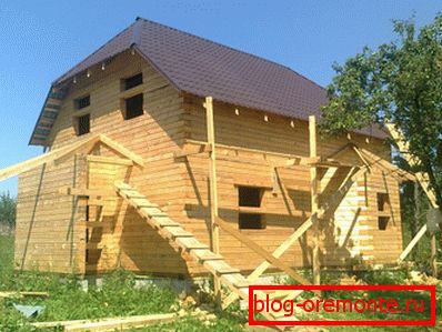 Аматарскае фота двухпавярховага драўлянага дома з брусаў з памерамі 9 на 9 Аматарскае фота двухпавярховага драўлянага дома з брусаў з памерамі 9 на 9