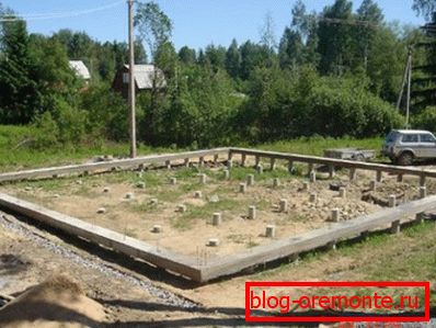 Аматарскае фота гатовага ростверка ў выглядзе стужкі на падмурку з бетонных паляў
