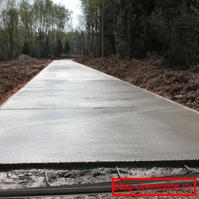 Аматарскае фота гатовай маналітнай дарожкі з невялікім заглыбленнем у грунт