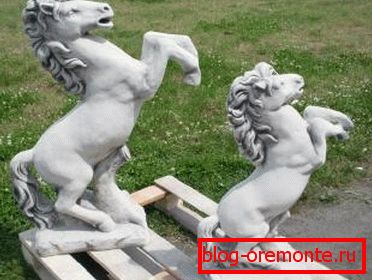 Аматарскае фота гатовых статуэтак у выглядзе коней, якія выраблены з бетону Аматарскае фота гатовых статуэтак у выглядзе коней, якія выраблены з бетону