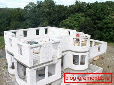 Аматарскае фота канструкцыі катэджа з ужываннем газобетонных блокаў у якасці асноўнага матэрыялу