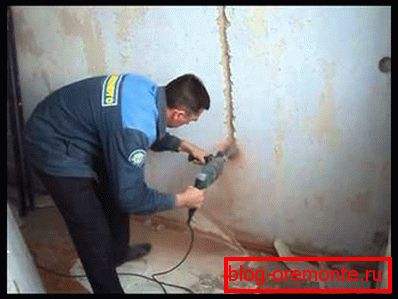 Мантаж подрозетников ў бетоннай сцяне з дапамогай перфаратара Мантаж подрозетников ў бетоннай сцяне з дапамогай перфаратара