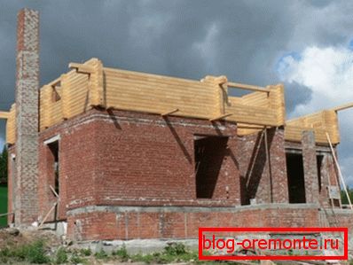 На фота - камбінаваны дом у працэсе будаўніцтва. На фота - камбінаваны дом у працэсе будаўніцтва.