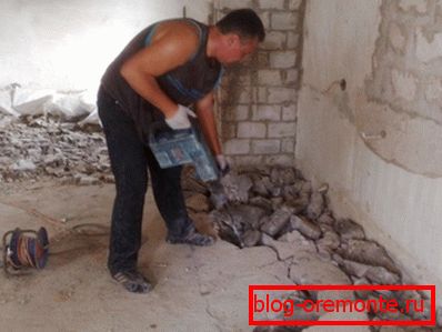 На фота - самастойнае выдаленне падлогі з бетону На фота - самастойнае выдаленне падлогі з бетону