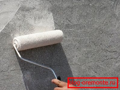 На фота - выкарыстанне валіка для нанясення грунту На фота - выкарыстанне валіка для нанясення грунту