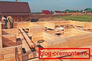 На фота - пачатковы этап ўстаноўкі брусовых сцен.