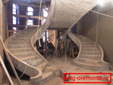 На фота - нестандартная лесвіца ў прыватным доме На фота - нестандартная лесвіца ў прыватным доме