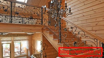 На фота - спалучэнне дрэва і кованых вырабаў. На фота - спалучэнне дрэва і кованых вырабаў.