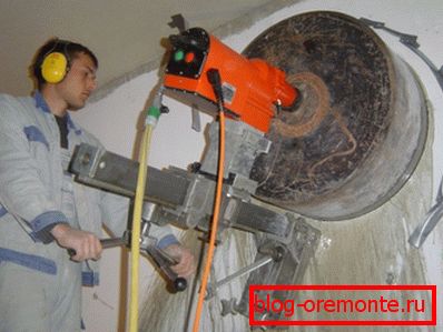 На фота - станок для выканання адтулін вялікага дыяметра На фота - станок для выканання адтулін вялікага дыяметра