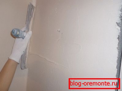 На фота нанясенне гіпсавай шпаклявання На фота нанясенне гіпсавай шпаклявання