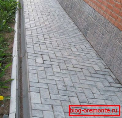 На фота отмостка, аздобленая тратуарнай пліткай На фота отмостка, аздобленая тратуарнай пліткай