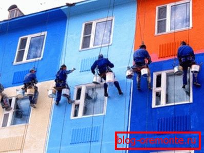 На фота адлюстраваны працэс апрацоўкі бетоннай фасада. На фота адлюстраваны працэс апрацоўкі бетоннай фасада.
