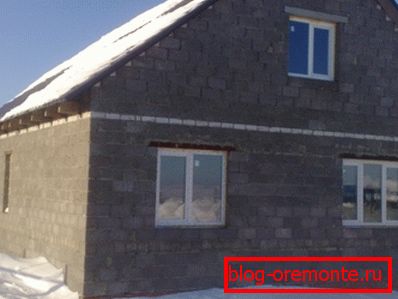На фота прадстаўлена жылое будынак з керамзітабетону. На фота прадстаўлена жылое будынак з керамзітабетону.