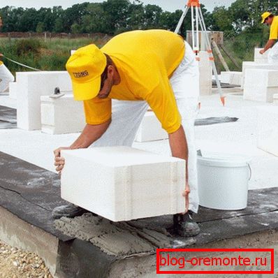 На фота кладка блокаў на гідраізаляцыю.