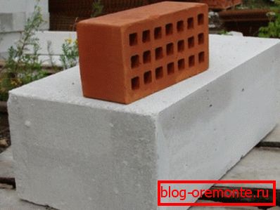 На фота бачная розніца паміж звычайным цэглай і газобетонных блокаў. На фота бачная розніца паміж звычайным цэглай і газобетонных блокаў.