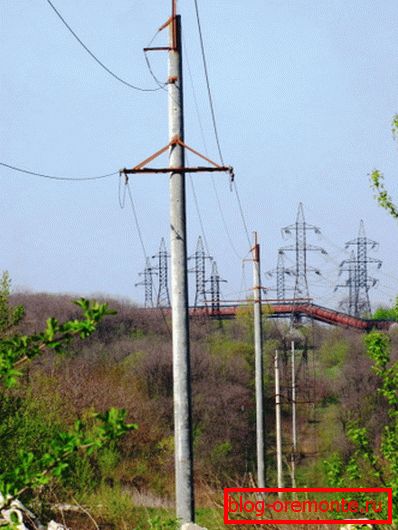 На фота жалезабетонныя апоры 35 КВ, устаноўленыя ў камяністым грунце На фота жалезабетонныя апоры 35 КВ, устаноўленыя ў камяністым грунце